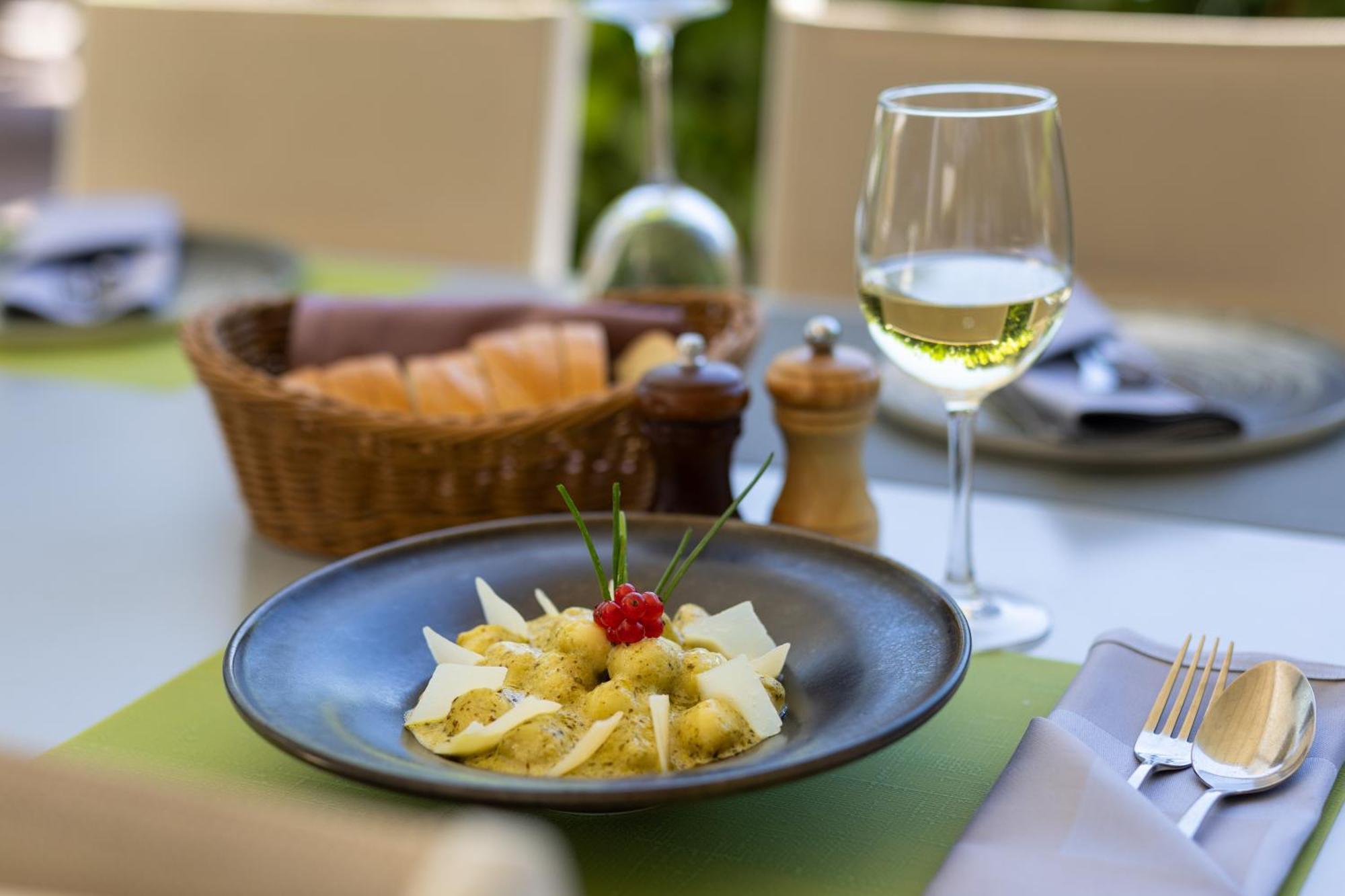 Hotel Salona Palace Ngoại thất bức ảnh