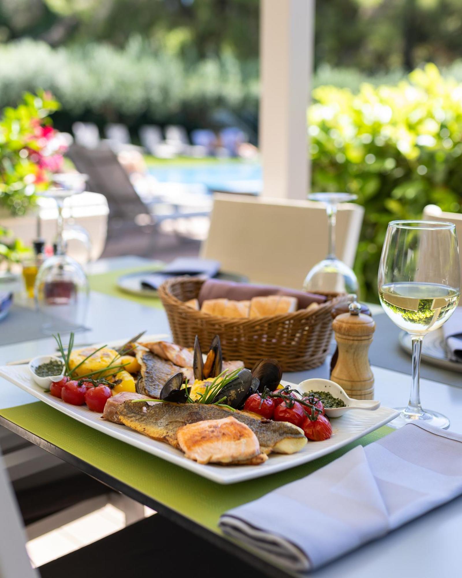 Hotel Salona Palace Ngoại thất bức ảnh