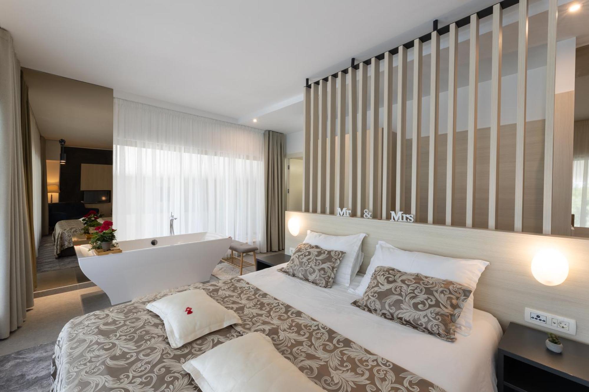 Hotel Salona Palace Ngoại thất bức ảnh